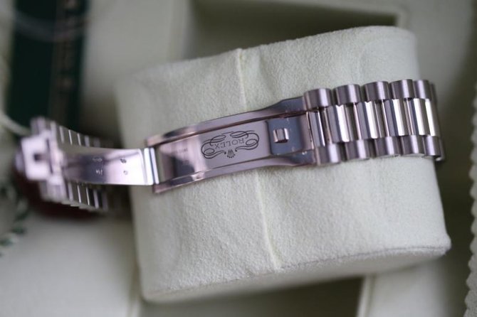 Rolex 118239 whiteMOP diamonds Day-Date White Gold - фото 3