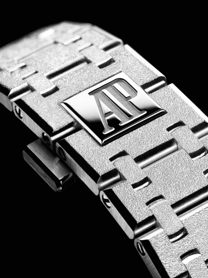 Audemars Piguet 67653BC.GG.1263BC.01 Royal Oak Frosted Gold 33 mm - фото 2
