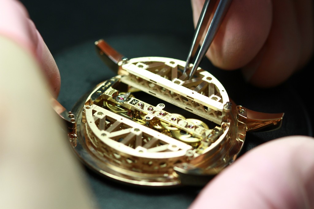 B113/03010 Corum Round Golden Bridges