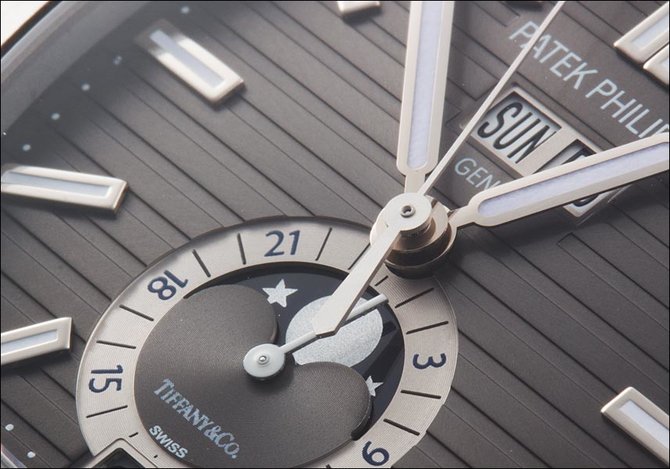 Patek Philippe 5726A-001 Tiffany & Co Nautilus Annual Calendar Tiffany & Co - фото 5