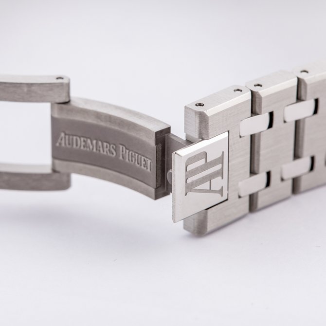 Audemars Piguet 67651IP.ZZ.1261IP.01 Royal Oak Quartz Platinum and Titanium - фото 2