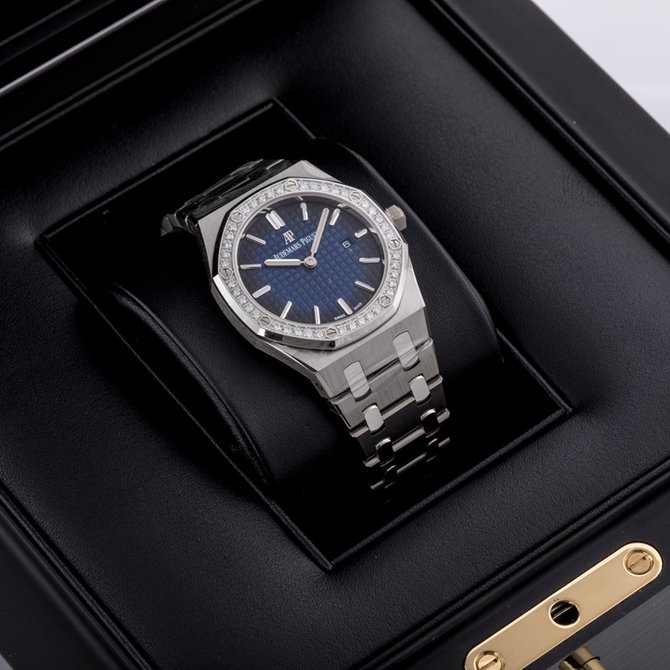 Audemars Piguet 67651IP.ZZ.1261IP.01 Royal Oak Quartz Platinum and Titanium - фото 3