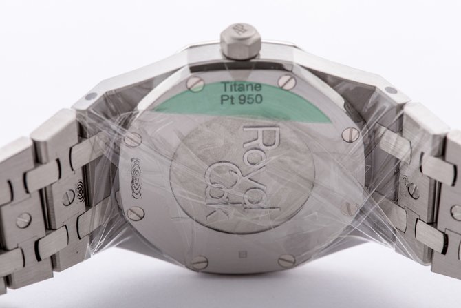 Audemars Piguet 67651IP.ZZ.1261IP.01 Royal Oak Quartz Platinum and Titanium - фото 6