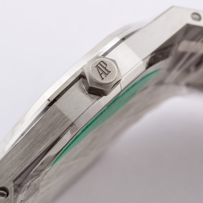 Audemars Piguet 67651IP.ZZ.1261IP.01 Royal Oak Quartz Platinum and Titanium - фото 11