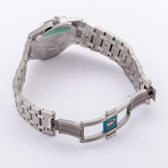 Audemars Piguet 67651IP.ZZ.1261IP.01 Royal Oak Quartz Platinum and Titanium - фото 17