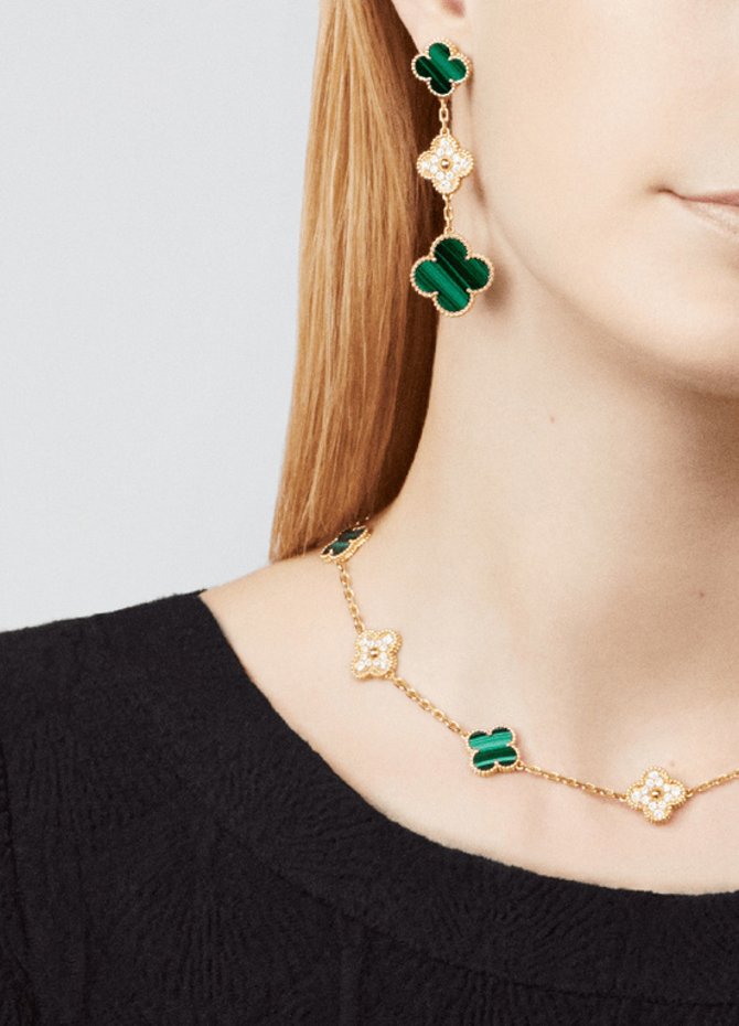 Van Cleef & Arpels VCARO9II00 Jewelry Magic Alhambra Earrings 3 Motifs - фото 2